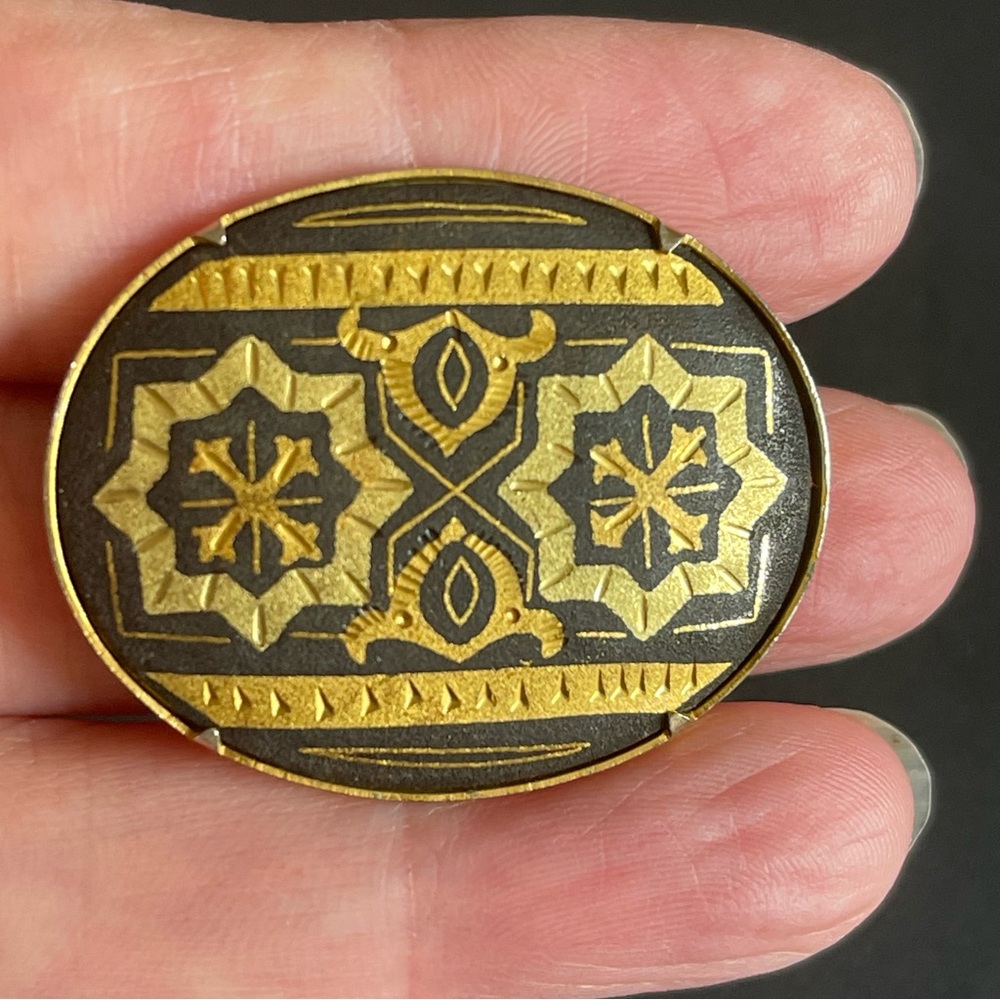 Vintage Oval damascene black & gold brooch. - Picture 4 of 7